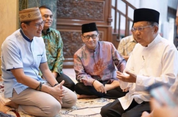 Sandiaga Uno berdialog dengan Jusuf Kalla di Mesjid (foto/int)