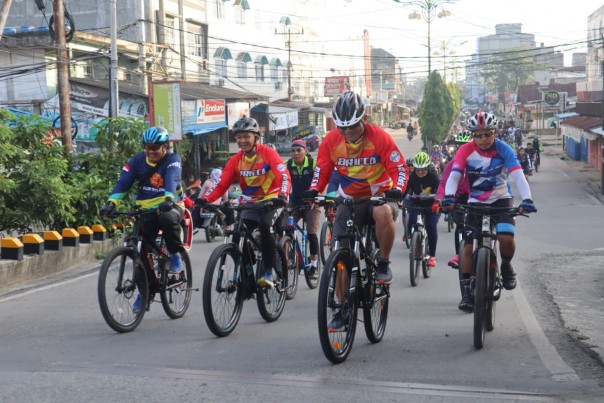 Dandim 0314/Inhil Letkol Inf Imir Faishal bersama Satlantas Polres Inhil dan komunitas sepeda Waloh Bike Community (WBC) dan melaksanakan goes bersepeda di Kota Tembilahan (foto/int)