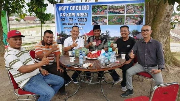 Rusli Ahmad dan rekan-rekan menikmati kopi Aren
