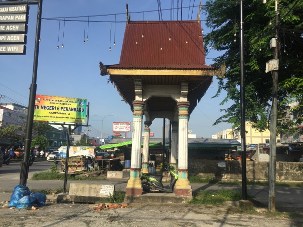Penampakan gerbang yang miring yang menjadi salah satu pintu masuk ke Kantor Kecamatan Tampan (R24/put)