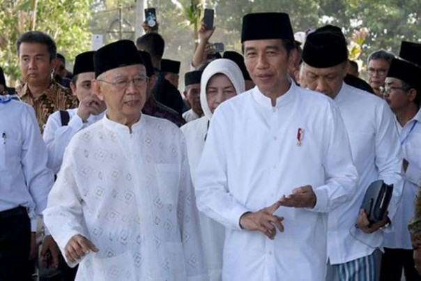 Jokowi  saat bertemu KH Salahuddin Wahid 