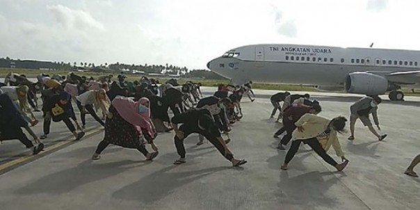 Para WNI yang baru dipulangkan dari China tengah melaksanakan senam di Pangkalan Udara Raden Sadjad Natuna. Mereka akan menjalani masa observasis selama 14 hari. Foto: int 
