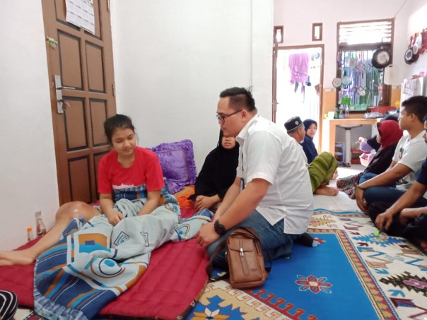 Pihak Hutama Karya mengunjungi rumah Riska yang terkena tumor di Kampar Kiri, Kampar, Riau