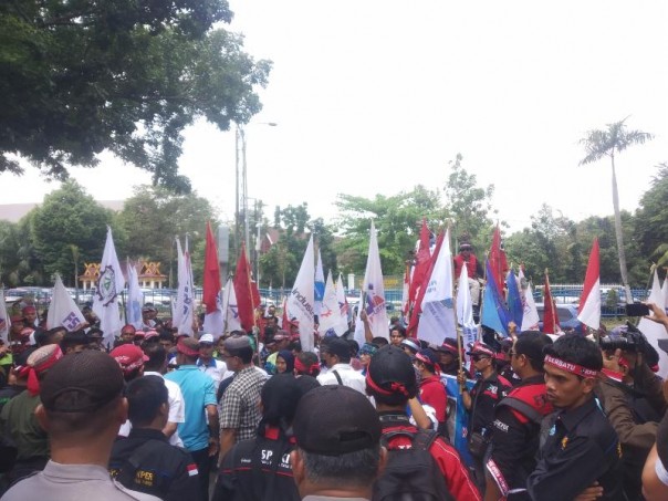 Puluhan massa dari Buruh Riau bersatu berdemo di kantor DPRD Riau menolah RUU Omnibus Law Cipta Lapangan Kerja