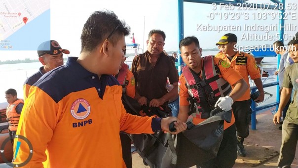 Sempat dinyatakan hilang, akhirnya Tim SAR Gabungan berhasil menemukan korban tenggelam di perairan Sungai Indragiri (foto/Rgo)