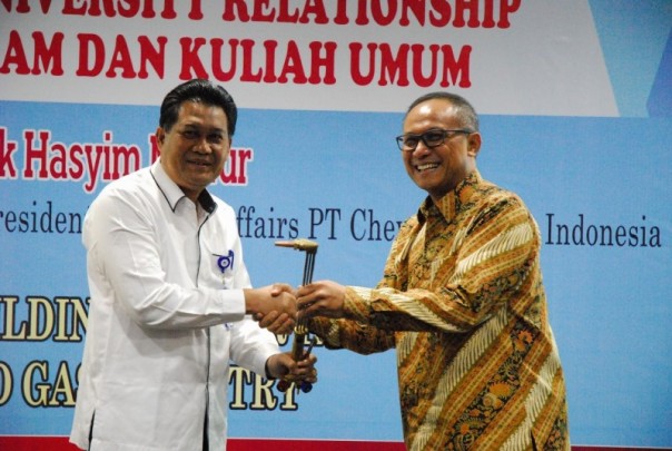 VP External Affairs PT CPI Hasyim Nur menyerahkan bantuan peralatan Labor kepada Rektor UIR, Senin (3/2/2020).