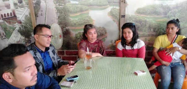 Ibu Sri didampingi Pengacaranya Revi Julianto SH dan Ade Nurisman SH sesaat setelah bertemu Oknum Jaksa D di Bangkinang