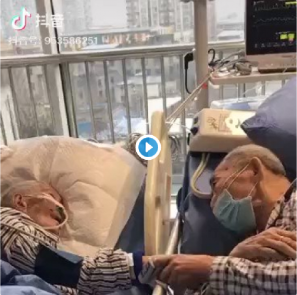 Pasangan lansia yang menjadi korban virus Corona ini saling menguatkan hingga salah satu di antara mereka menghembuskan nafas terakhir. Foto: int 