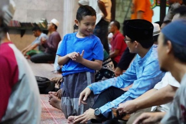 Sandiaga Uno kompak bersama putra bungsunya Sulaiman. Foto: int 