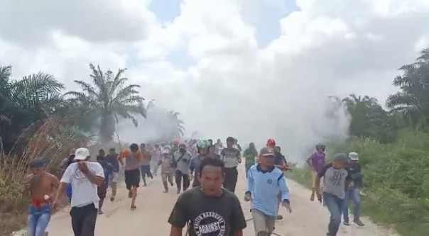Sejumlah warga berhamburan lari saat terjadi bentrokan di Desa Gindai Langgam Kabupaten Pelalawan. (foto. Istimewa).