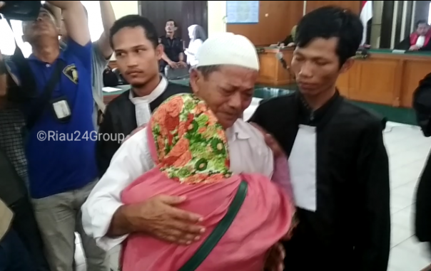 Kakek Syafrudin dinyatakan Bebas oleh Hakim Ketua Sorta dalam sidang vonis di Pengadilan Negeri Pekanbaru, Selasa (4/2/2020) siang. (Foto. Amri)