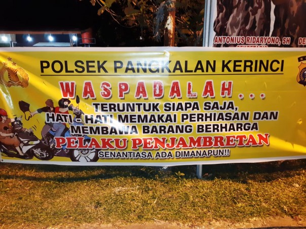 Polsek Pangkalan Kerinci Kabupaten Pelalawan memasang Puluhan spanduk berisi peringatan untuk warga, agar berhati-hati (foto/Ardi)
