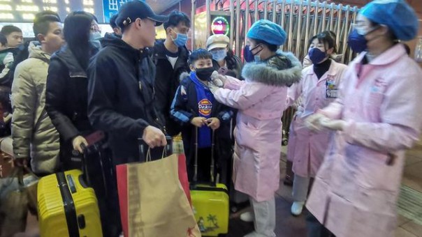 Pemeriksaan virus Corona di tempat umum di China. (Ilustrasi) Foto: int 