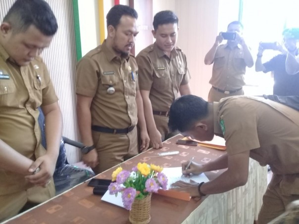 Kepala Bidang Pemerintahan Desa, DPMD Kabupaten Bengkalis memberikan saran agar Kades Kuala Alam merubah gaya kepemimpinan (foto/hari)