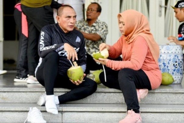 Edy Rahmayadi Gubernur Sumatera Utara minum air kelapa muda (foto/int)