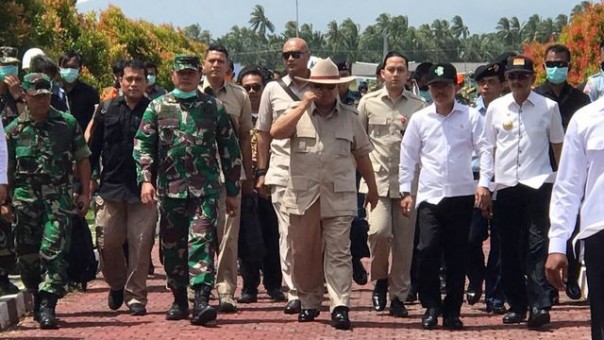 Menhan Prabowo Saat Berkunjung ke lokasi karantina WNI dari Wuhan di Natuna (Foto: Kumparan.com)