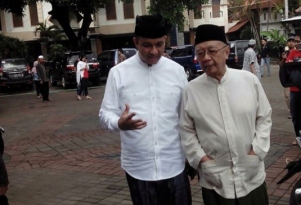 Gubernur DKI Jakarta Anies Baswedan saat bersama Gus Sholah (foto/int)