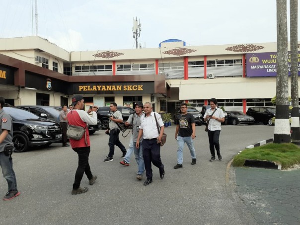 Indra Yose melapot ke Polda Riau didampingi sejumlah wartawan