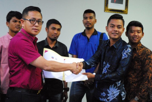 GM Corporate Affairs Asset PT CPI, Sukamto Tamrin  serahkan 2.000 paket perlengkapan sekolah bagi anak Suku Sakai di Pekanbaru, Rabu (5/2).