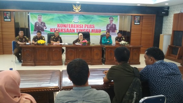 Kepala Kejati Riau Mia Amiati didampingi Aspidsus Kejati Riau Hilman Azizi saat preskon di Aula Kejati Riau.