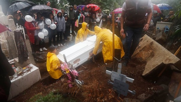 Ratusan Orang Ikut Dalam Acara Penguburan Tiga Anak Kecil yang Tewas Ditembak Dalam Serangan Arcade Meksiko