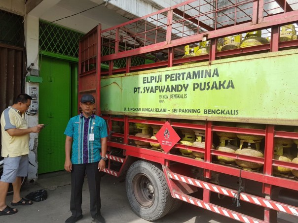 Dinas Perdagangan dan Perindustrian (Disdagperin) Bengkalis langsung turun ke lapangan menindak lanjuti keluhan masyarakat Kecamatan Bukitbatu yang kesulitan mendapatkan gas elpiji 3 kg (foto/int)