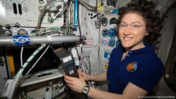 Christina Koch saat berada di luar angkasa