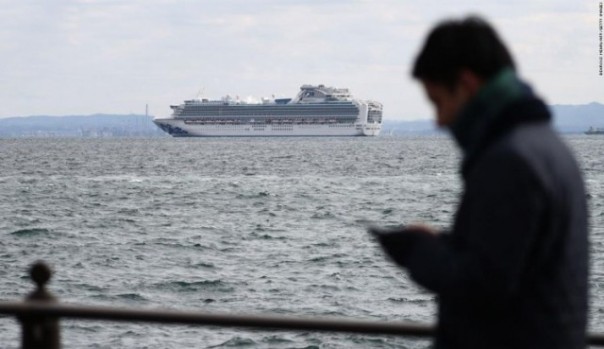 Kapal pesir Jepang yang masih tertahan di perairan Jepang, karena puluhan penumpang  terjangkit virus Corona. Foto: int 
