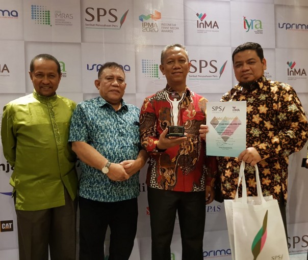  Rektor UIR Prof Dr H Syafrinaldi SH MCL dan jajaran berfoto usai menerima tropi dan piagam penghargaan dalam Awarding Night SPS 