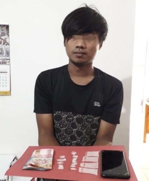 Seorang pria berinisial AS (27) warga Desa Kota Lama, Kecamatan Rengat Barat, Kabupaten Inhu, Riau ditangkap polisi (foto/rou)