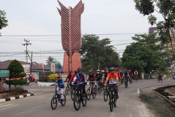 Bersama Komunitas Sepeda, Dandim 0314/Inhil Goes Keliling Kota Tembilahan (foto/int)