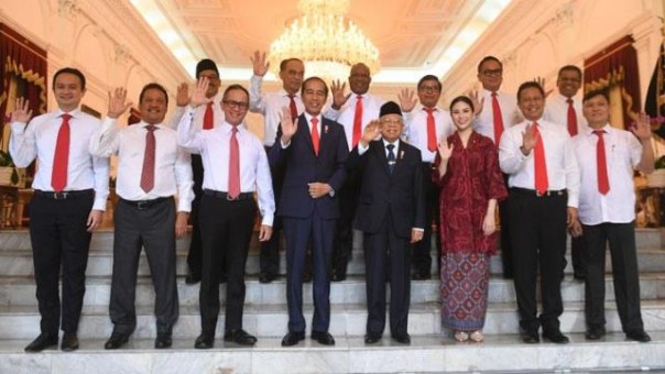 Presiden Jokowi dan Wapres Ma;ruf Amin berfoto bersama para wakil menteri sebelum pelantikan. Foto: int 
