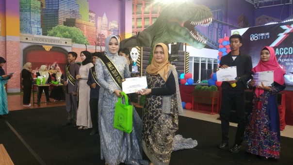 Kaprodi Ilkom bersama finalis Duta Prodi Ilmu Komunikasi Universitas Muhammadiyah Riau (UMRI) 2020 (foto/ist)