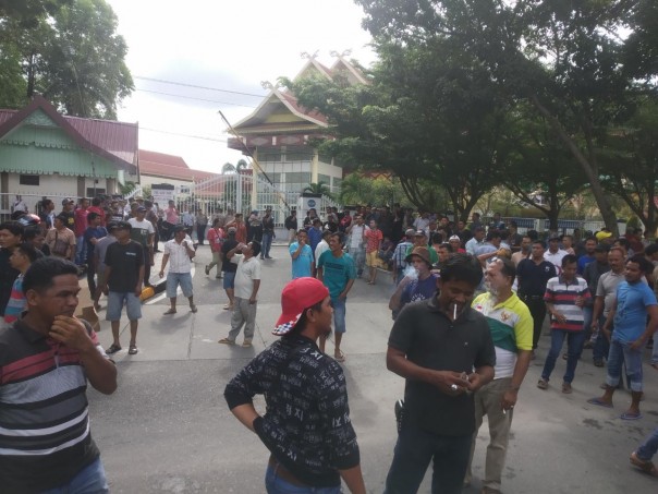 Ratusan SSTP Demo Di Kantor DPRD, Jalan Sudirman Macet
