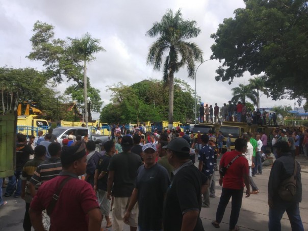 Ratusan massa dari SSTP Demo Kantor DPRD