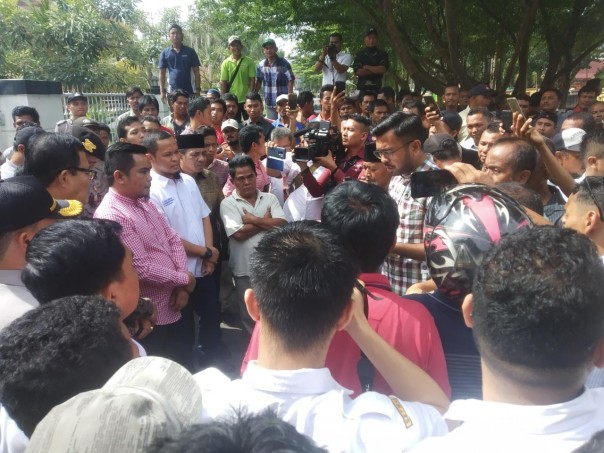 Pimpinan DPRD Riau menemui ratusan massa SSTP di depan Kantor DPRD Riau