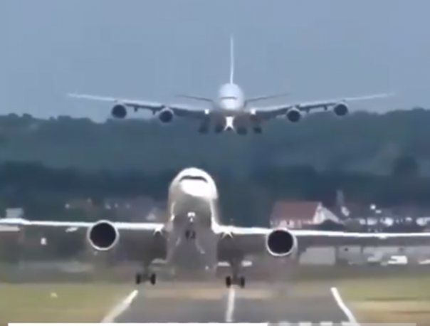 Pesawat pada bagian depan bawah tampak sedang terbang sementara pesawat di belakang atas langsung mendarat di landasan pacu yang sama. Rekaman ini tengah viral di media sosial. Foto: int 