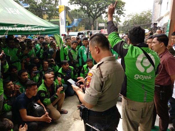 Seribuan mitra driver GoJek datangi Kantor GoJek Pekanbaru, Selasa Siang.