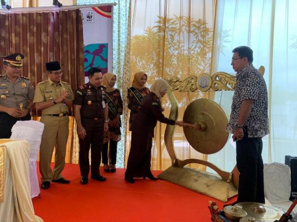 Kepala Kejaksaan Tinggi Riau, Dr. Mia Amiati, SH, MH melaunching Program Jaksa Peduli Satwa (foto/int)
