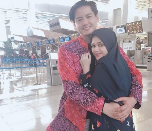 Cut Meyriska peluk erat Roger Danuarta yang akan berangkat umrah (foto/int)