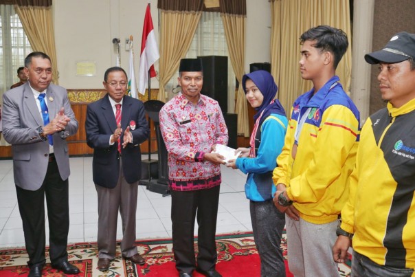 Ayu Pandi salah satu atlet anggar kebanggaan Kabupaten Siak yang memiliki segudang prestasi (foto/Lin)