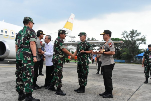 Panglima TNI dan Kapolri mendarat di Bandara Lanud Roesmin Nurjadin, Rabu, 12 Februari 2020 sore. 