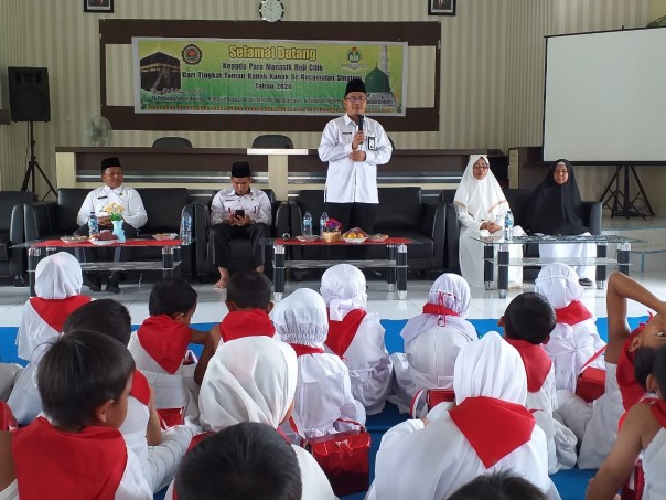 Puluhan Anak Anak dari tiga Taman Kanak- Kanak (TK) se Kecamatan Singingi, Kabupaten Kuantan Singingi mengikuti Peragaan Manasik Haji (foto/Zar)