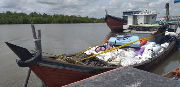 Ditpolairud Baharkam Mabes Polri mengamankan satu kapal pompong tanpa nama dengan bermuatan barang bekas ilegal (foto/Hari) 
