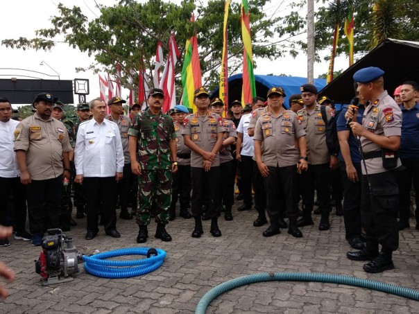 Panglima TNI Hadi beserta Kapolri Idham Azis datang ke Kota Pekanbaru disambut Gubernur Riau Syamsuar (foto/Amri)