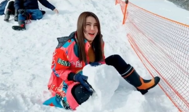 Via Vallen ratu koplo Indonesia bahagia main salju di Jepang (foto/int)
