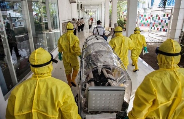 Petugas medis di China menangani korban virus Corona. Ilustrasi. Foto: int 