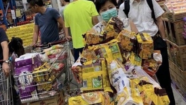 Warga Singapura memborong kebutuhan pokok di salah satu supermarket. Kepanikan telah melanda warga di negara itu setelah wabah virus Corona terus meningkat. Foto: int 