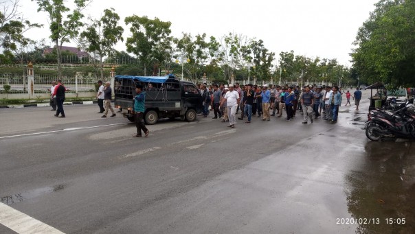 Ratusan masyarakat tergabung dalam Kopertim Kecamatan Tambusai, kembali melakukan unjuk rasa di Kantor Bupati Rohul