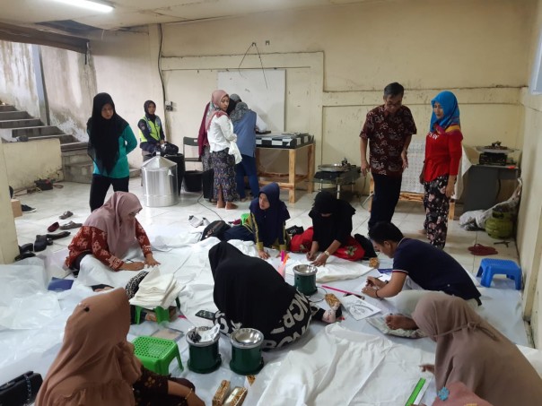 PT Indah Kiat Pulp and Paper (IKPP) melalui program CSR dan Dekranasda Siak menggelar pelatihan membatik (foto/int)